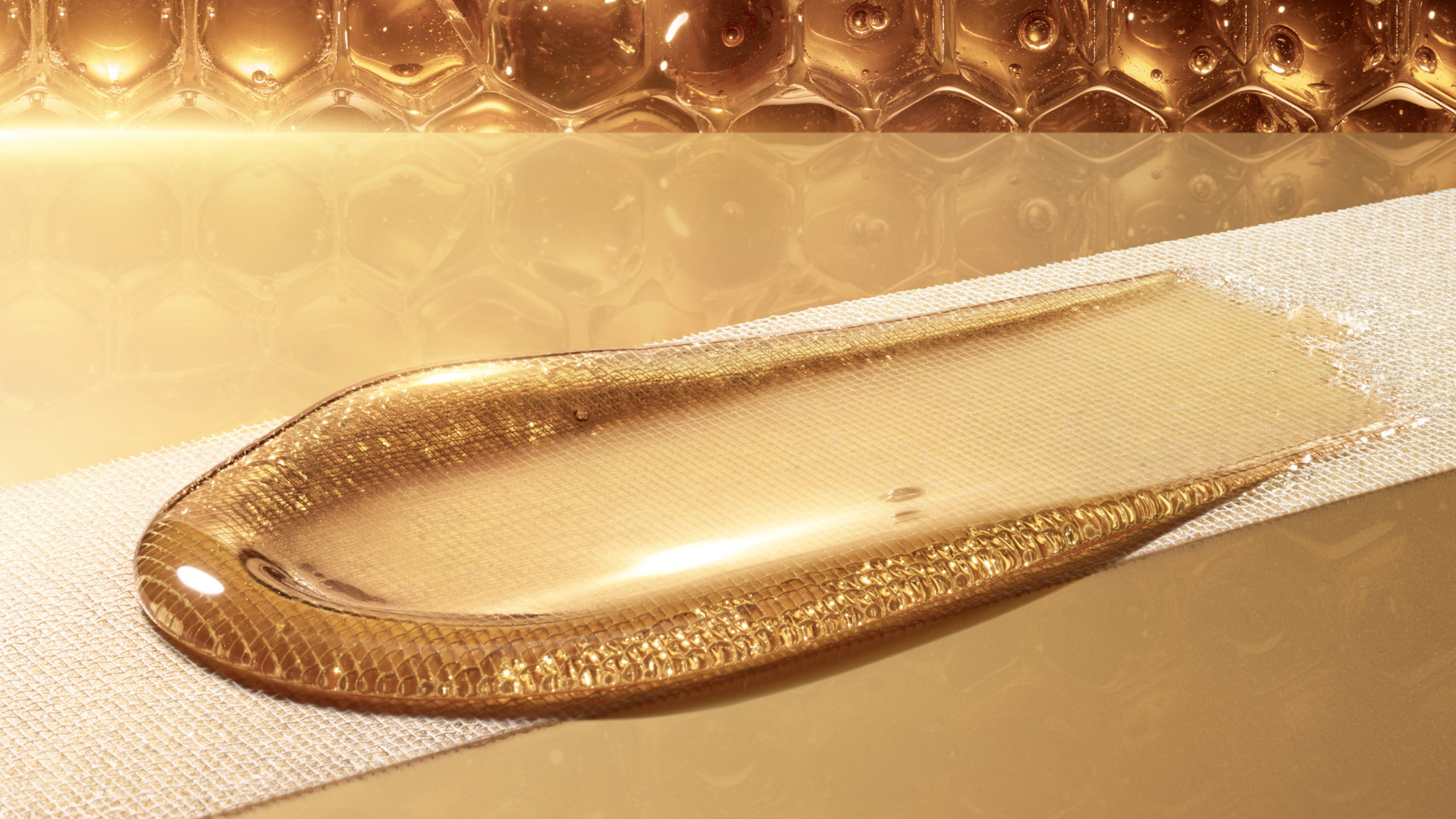 Produits Guerlain rechargeables dans un environnement naturel