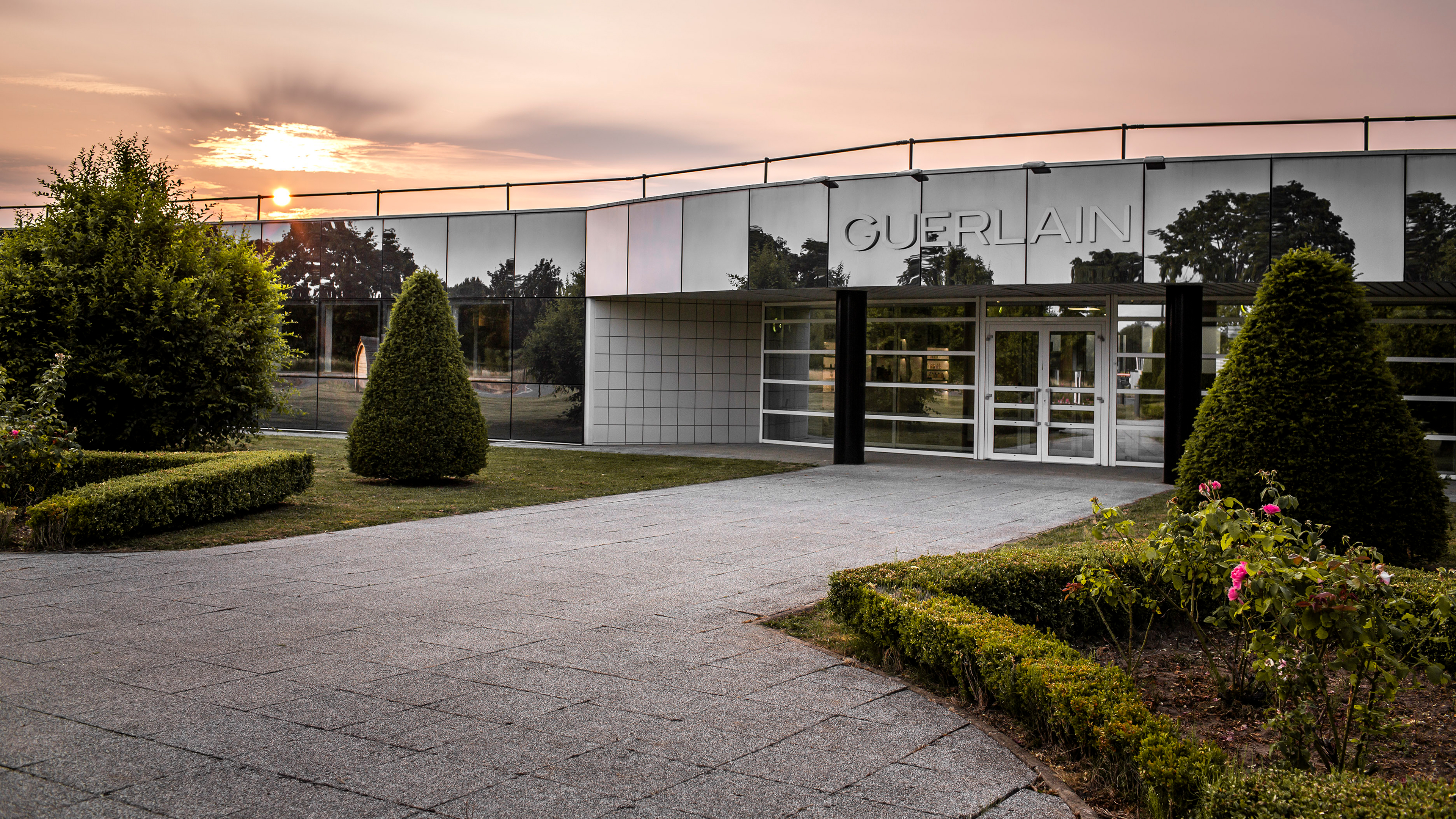 Produits Guerlain rechargeables dans un environnement naturel