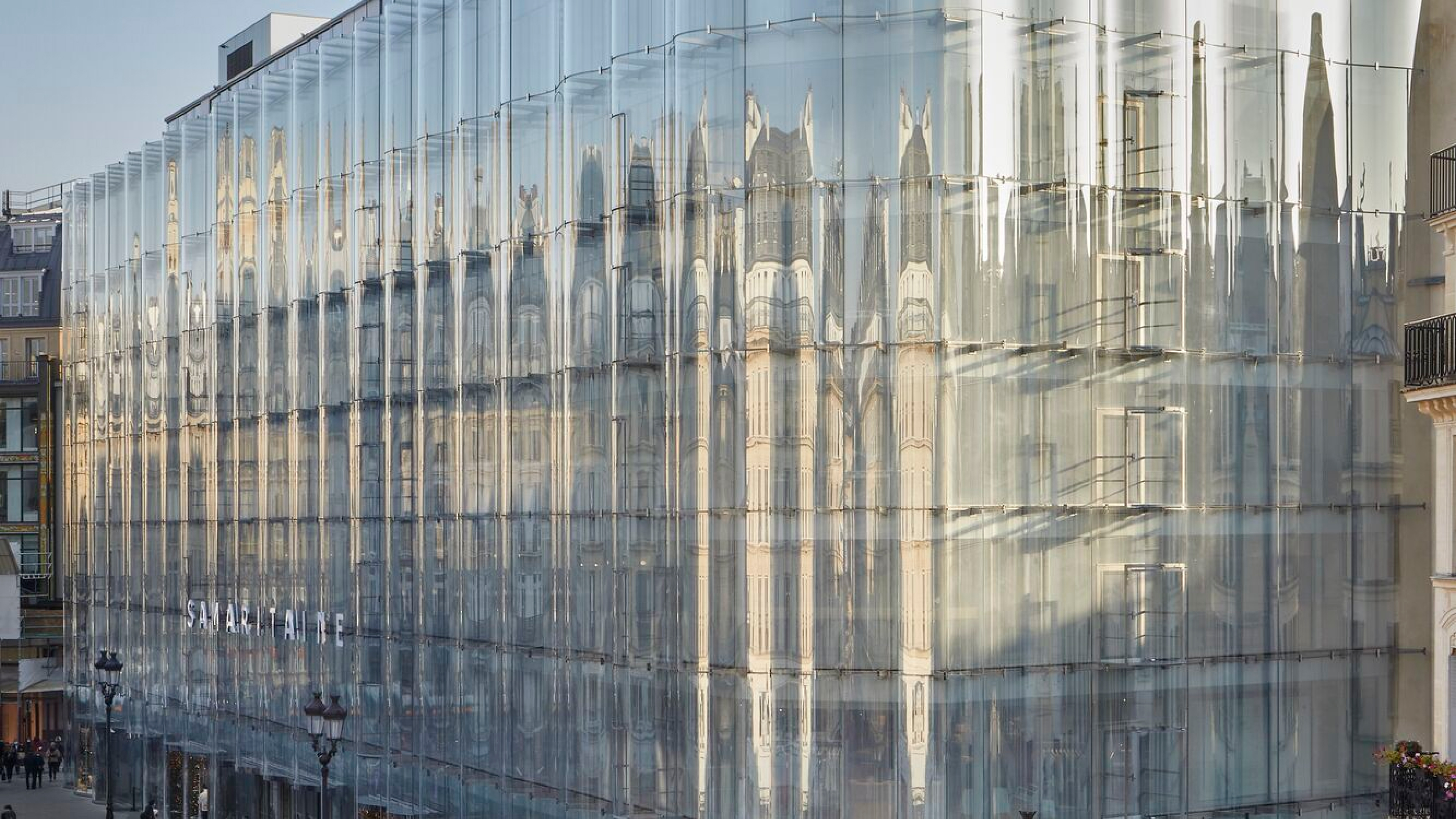 Produits Guerlain rechargeables dans un environnement naturel